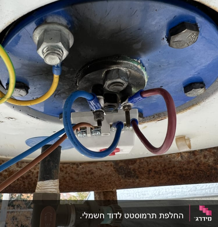 חיבורים חשמליים עם חוטים צבעוניים וברגים